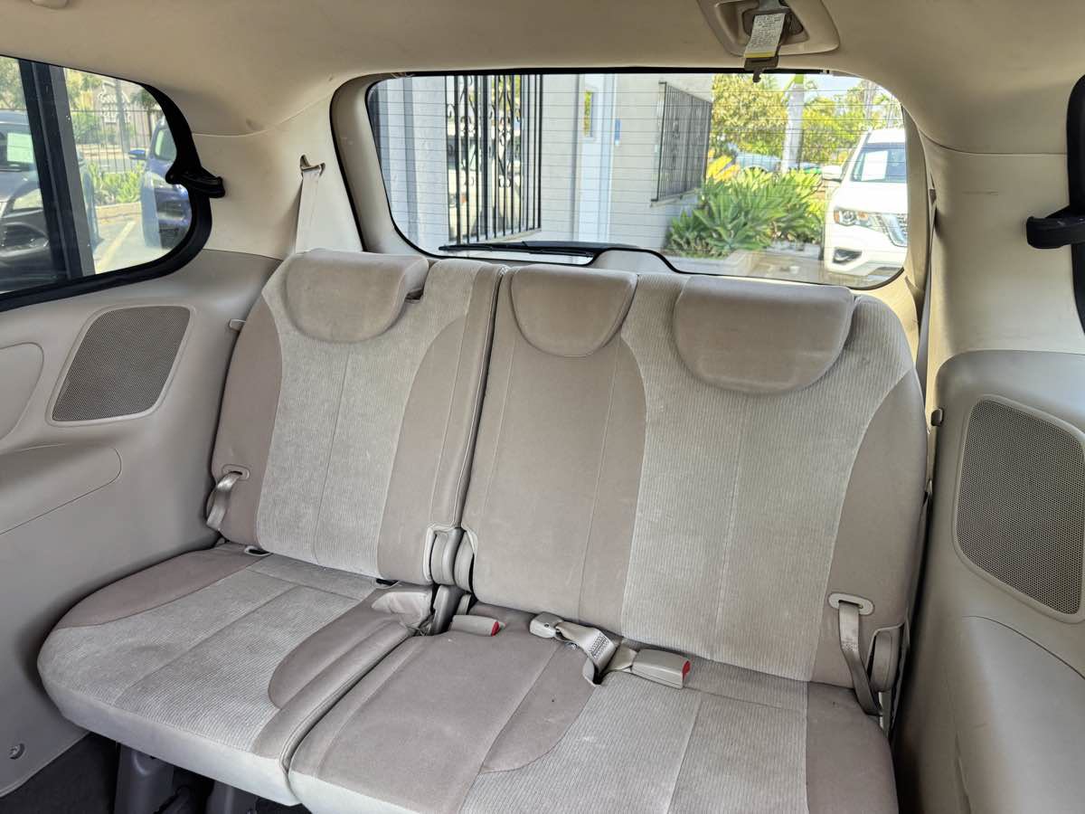 Used 2012 Kia Sedona LX w/ PWR Pkg FWD image 25