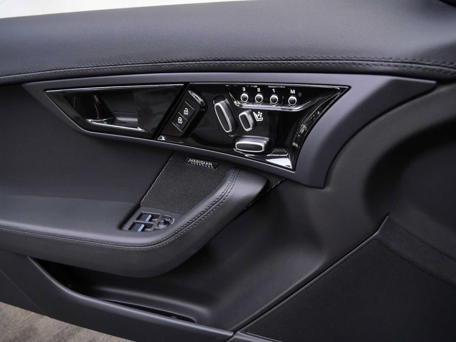 Used 2023 Jaguar F-TYPE Convertible RWD image 33