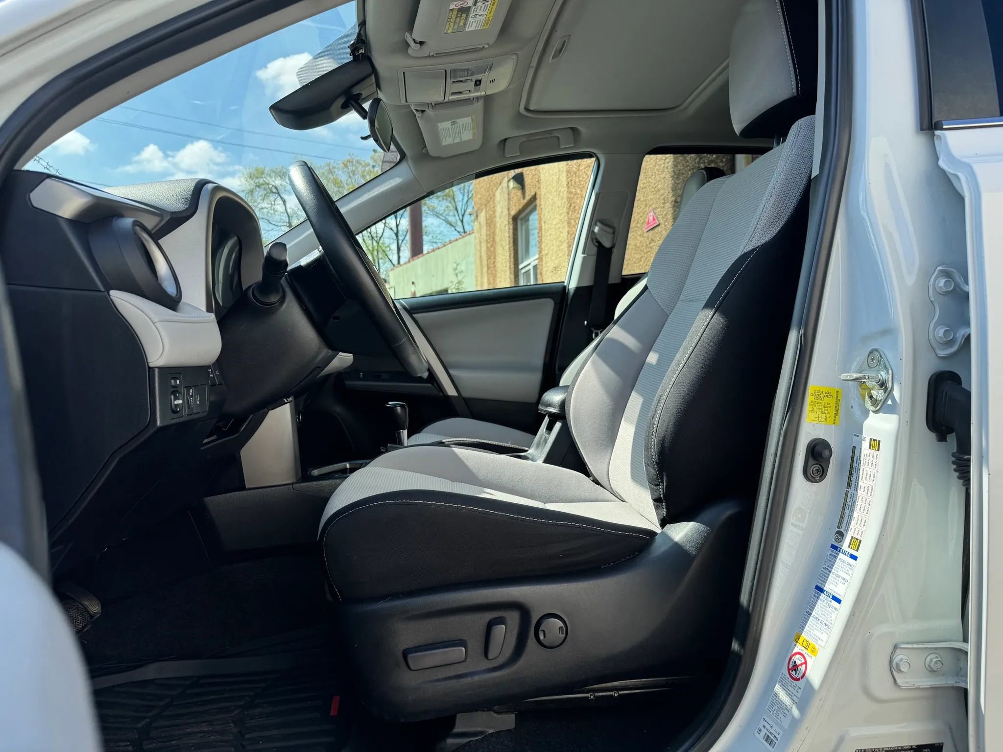 Used 2018 Toyota RAV4 XLE AWD/4WD image 19