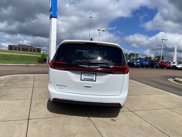 Used 2025 Chrysler Pacifica Select FWD image 10