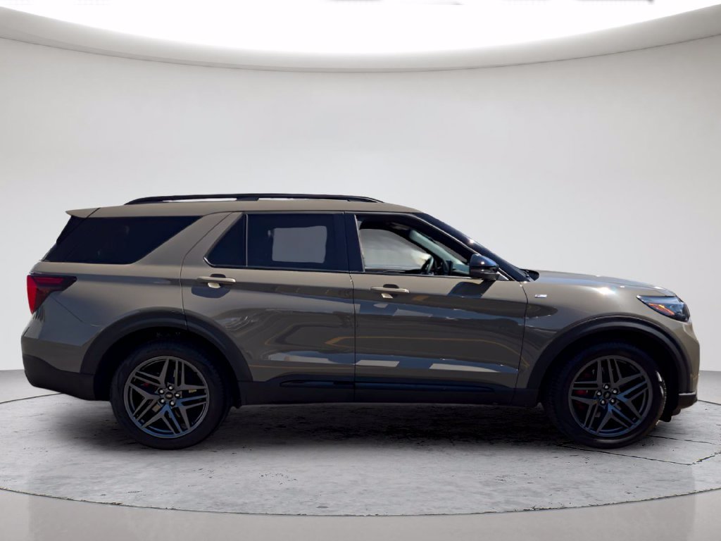 New 2026 Ford Explorer ST-Line w/ ST-Line Street Pack RWD image 3