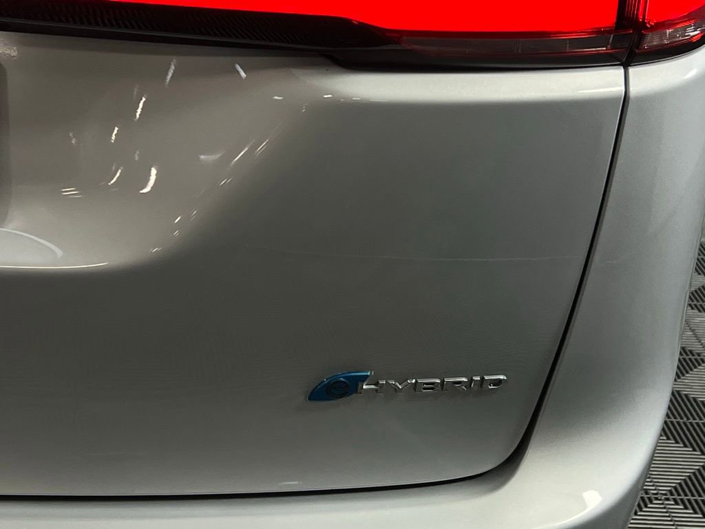 Used 2024 Chrysler Pacifica Select image 16