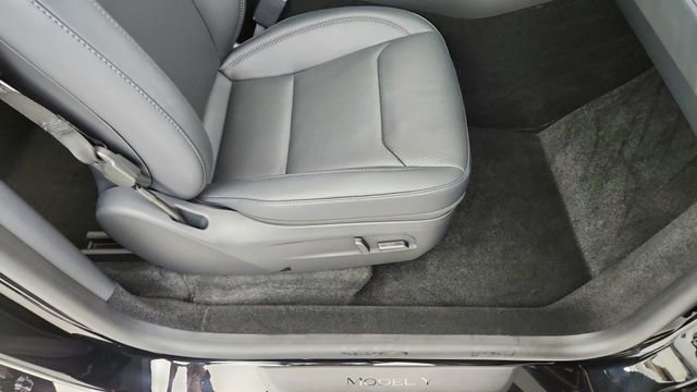 Used 2026 Tesla Model Y Long Range image 21
