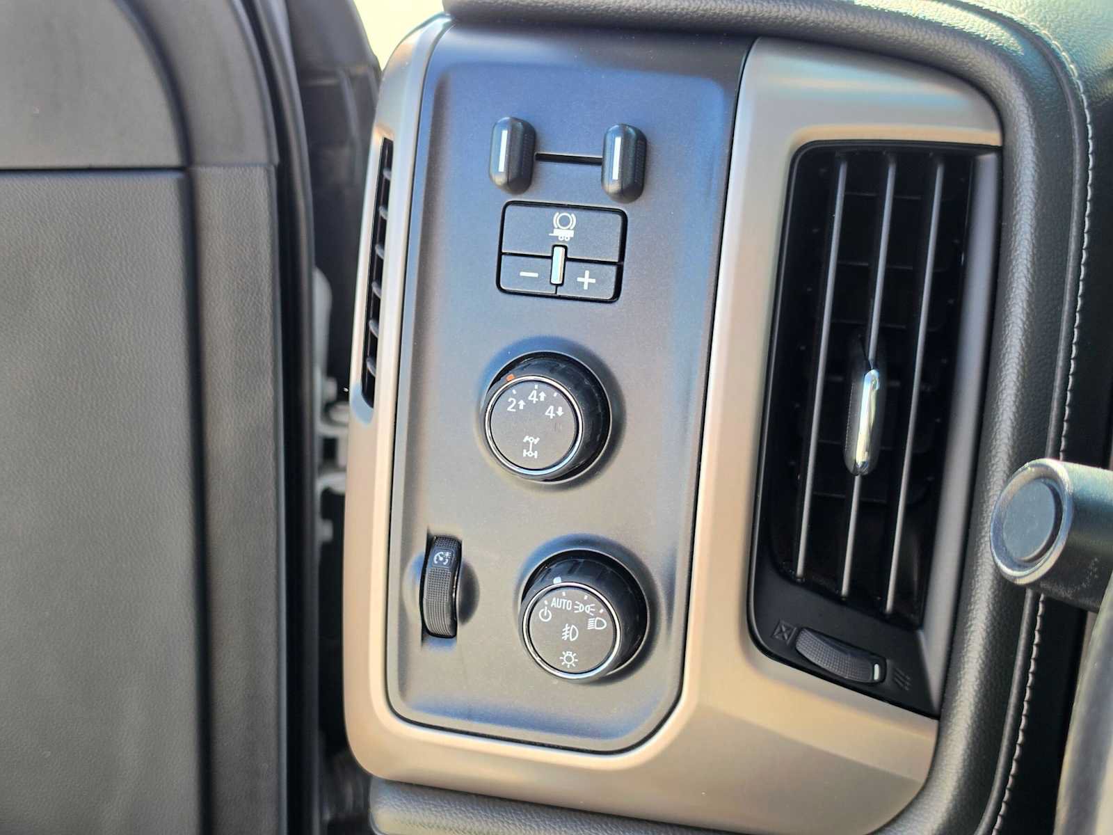 Used 2016 GMC Sierra 2500 Denali w/ Duramax Plus Package AWD/4WD image 29