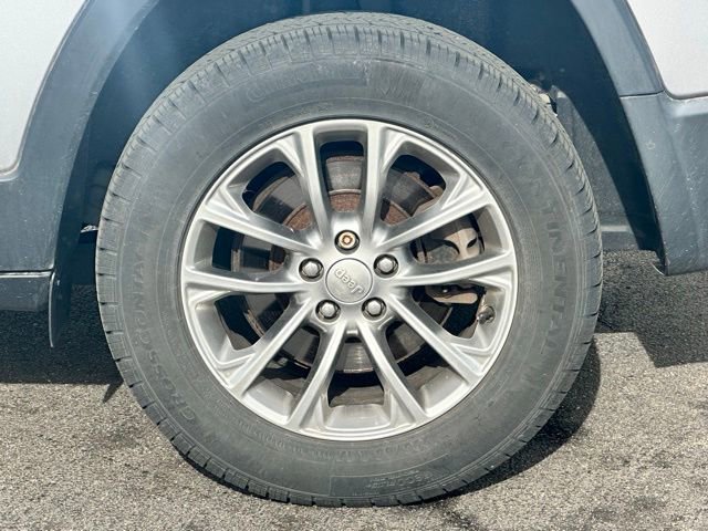 Used 2019 Jeep Cherokee Latitude Plus w/ Cold Weather Group AWD/4WD image 4