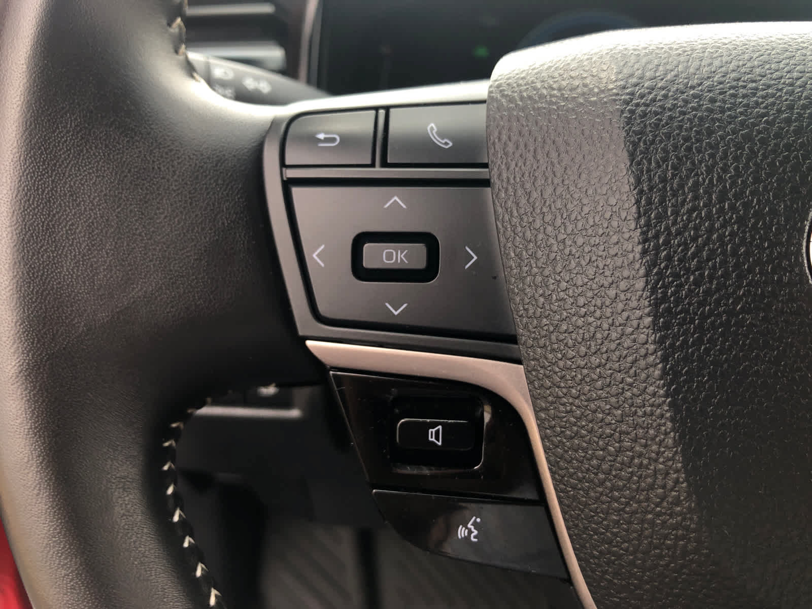 Used 2025 Toyota Camry SE w/ Multimedia Upgrade Package FWD image 9