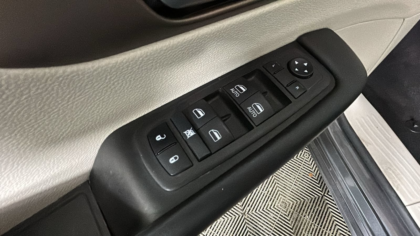 Used 2023 Chrysler Voyager LX FWD image 12
