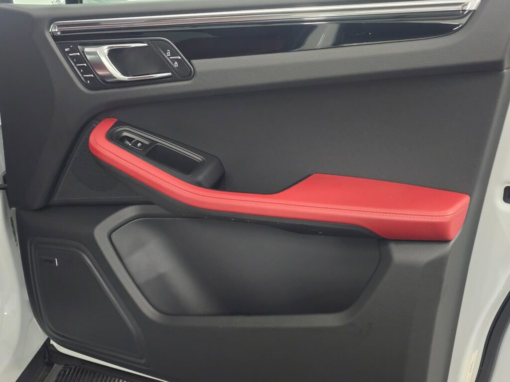 Certified 2025 Porsche Macan image 26