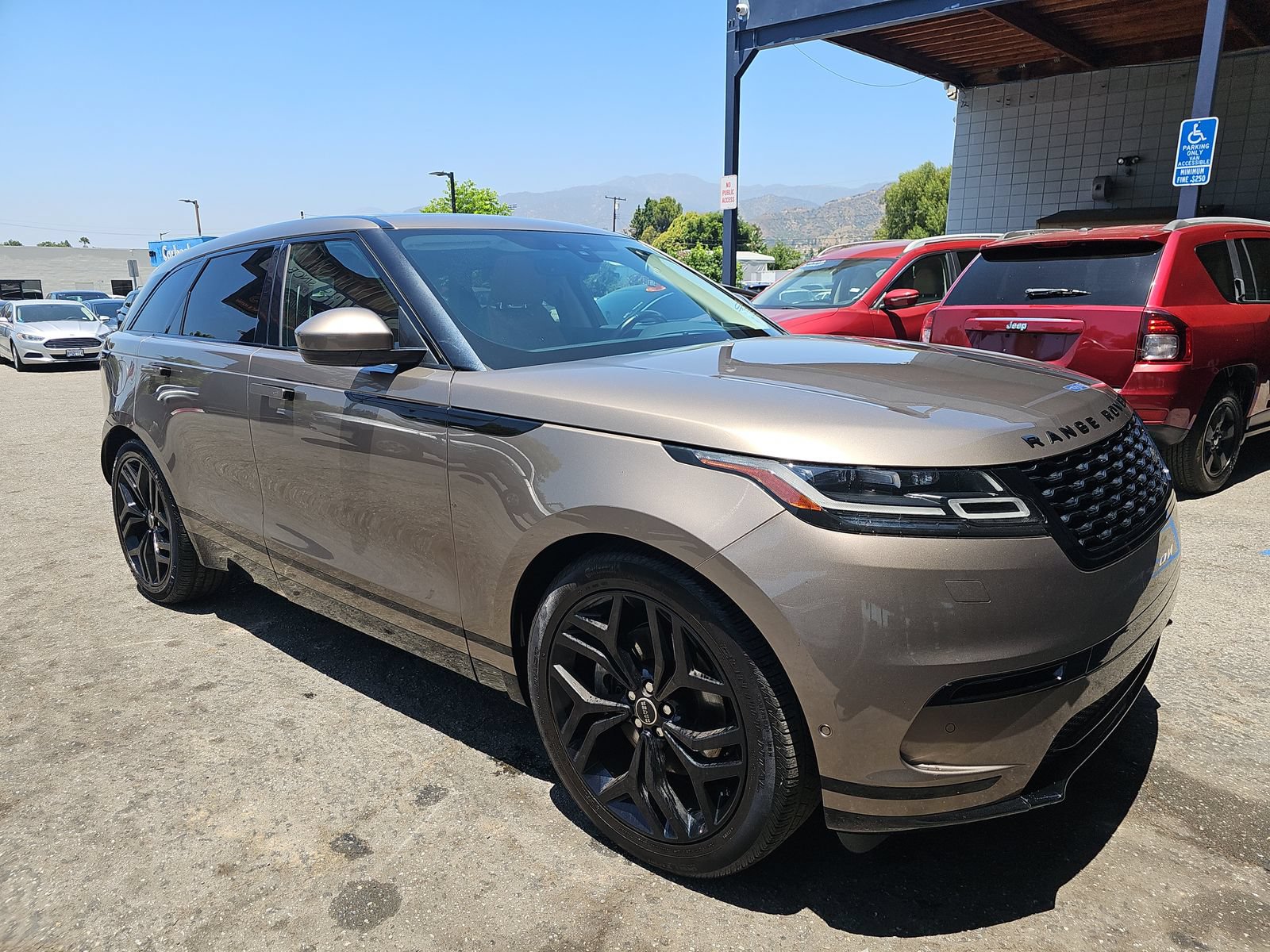 Used 2018 Land Rover Range Rover Velar R-Dynamic SE AWD/4WD image 4