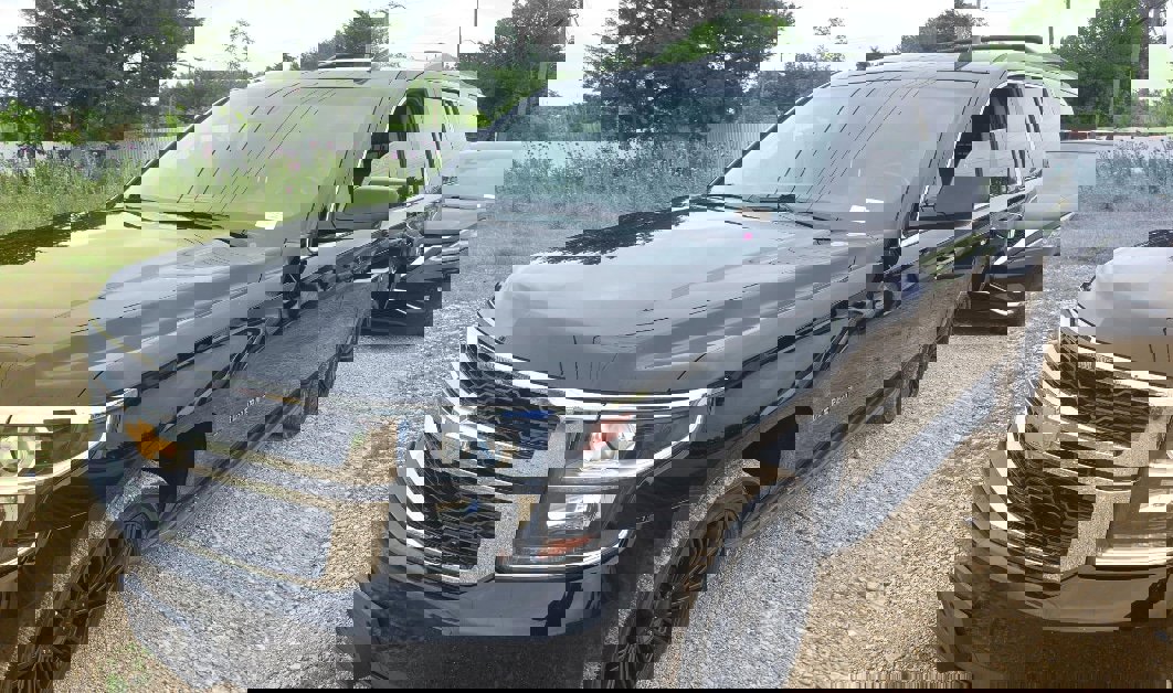 Used 2018 Chevrolet Suburban LT RWD image 2