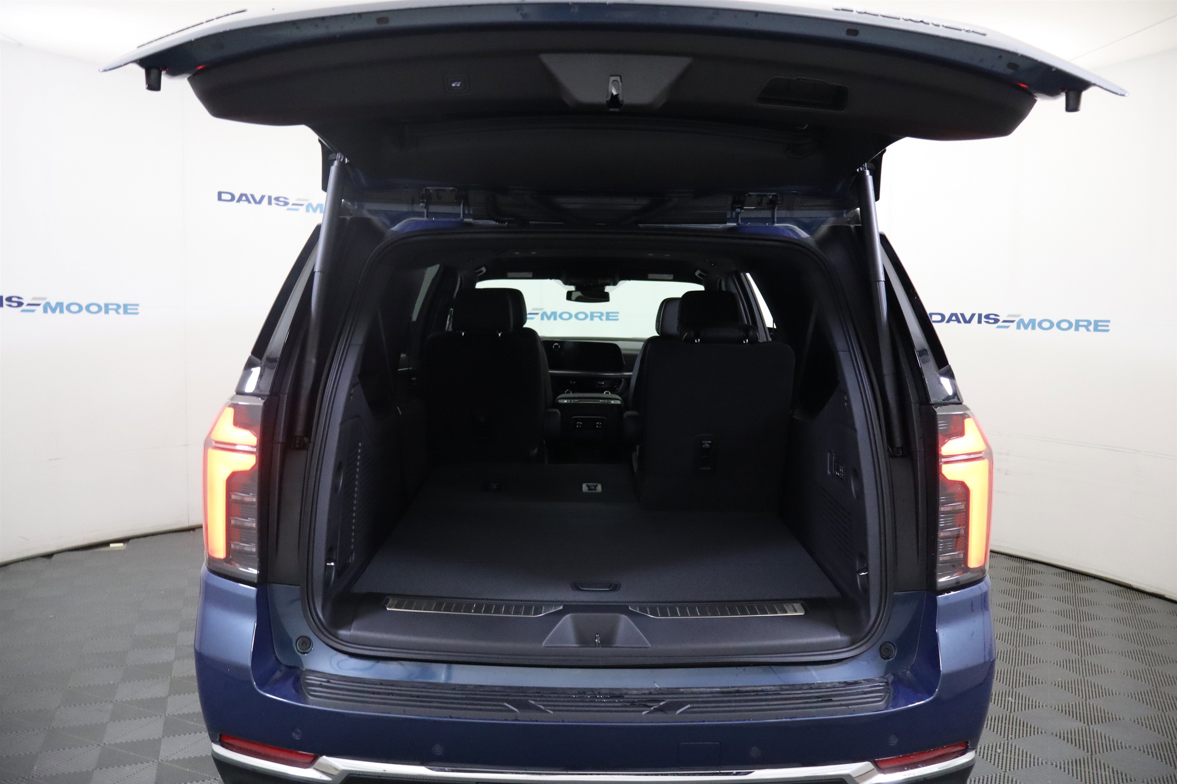 New 2025 Chevrolet Suburban Premier image 8