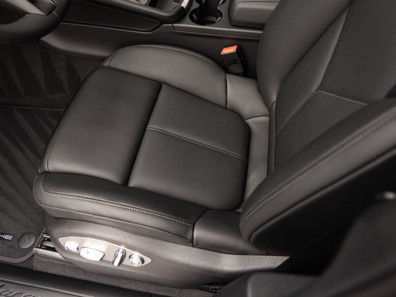 Certified 2026 Porsche Macan AWD/4WD image 22