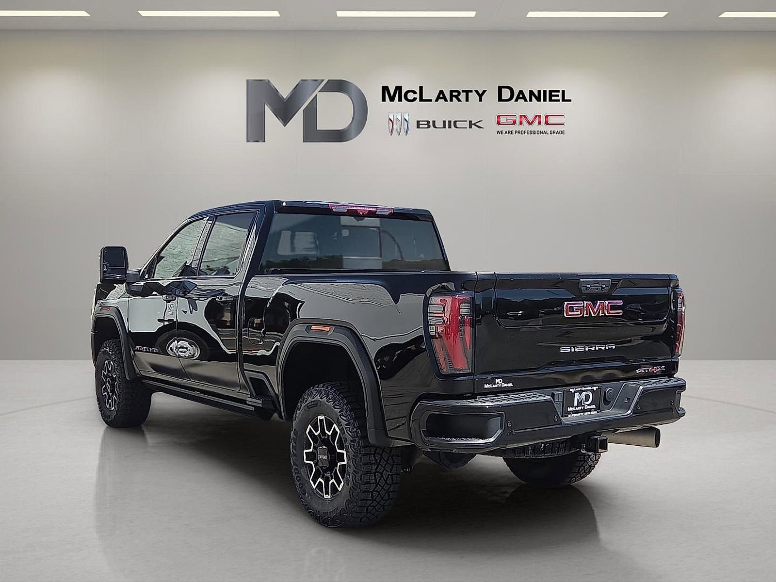 Used 2024 GMC Sierra 2500 AT4X AWD/4WD image 4