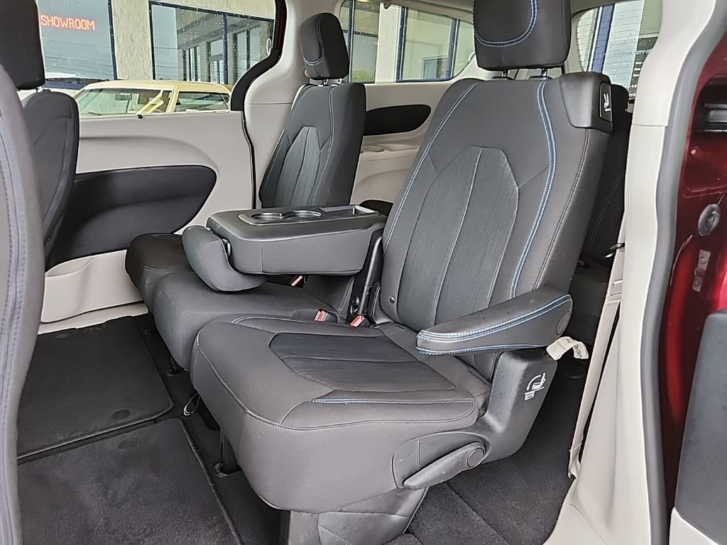 Used 2021 Chrysler Pacifica Touring FWD image 33