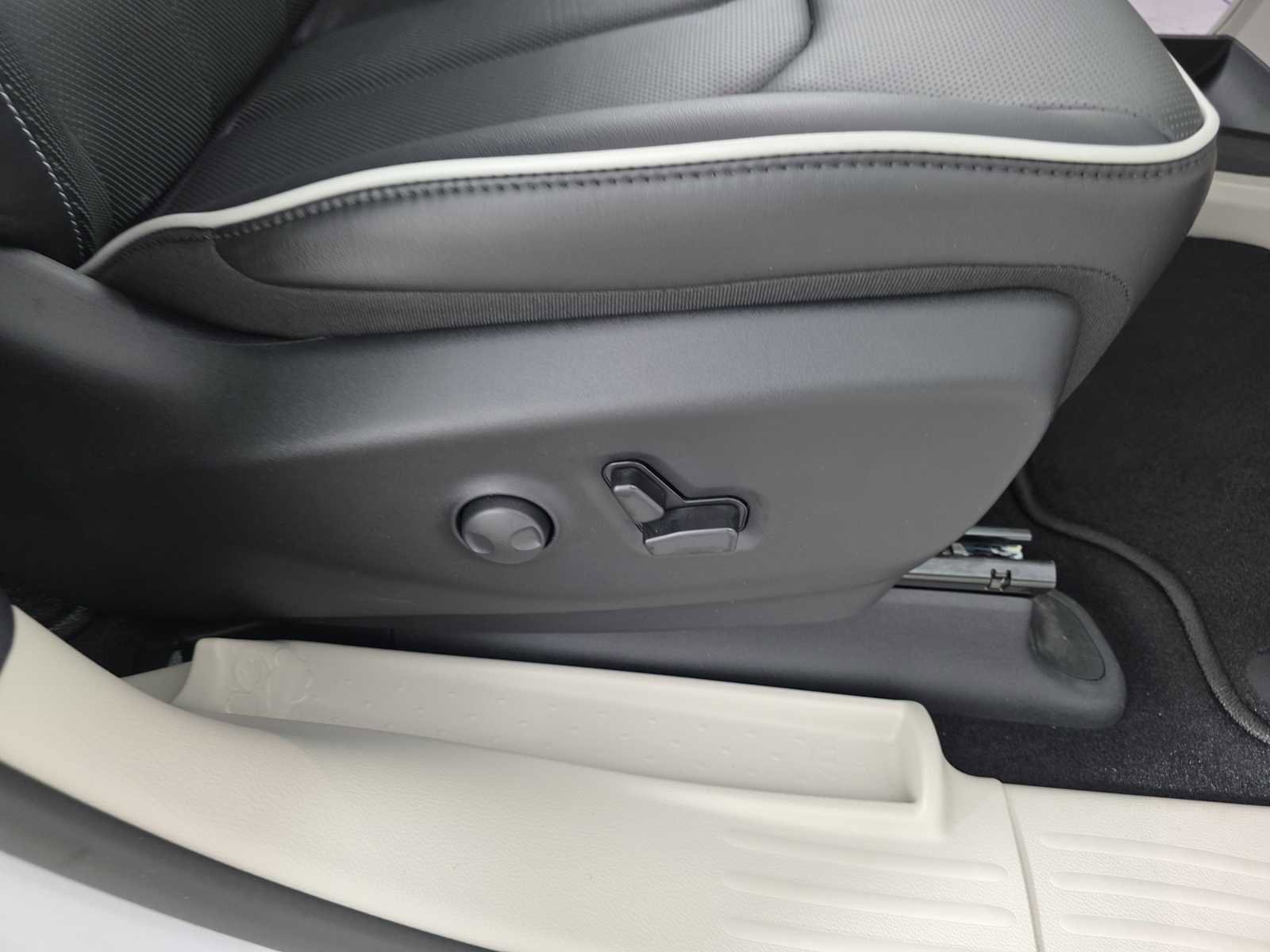 Used 2024 Chrysler Pacifica Limited image 31