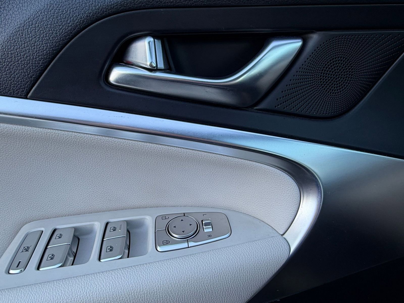 Used 2025 Genesis G70 2.5T image 18