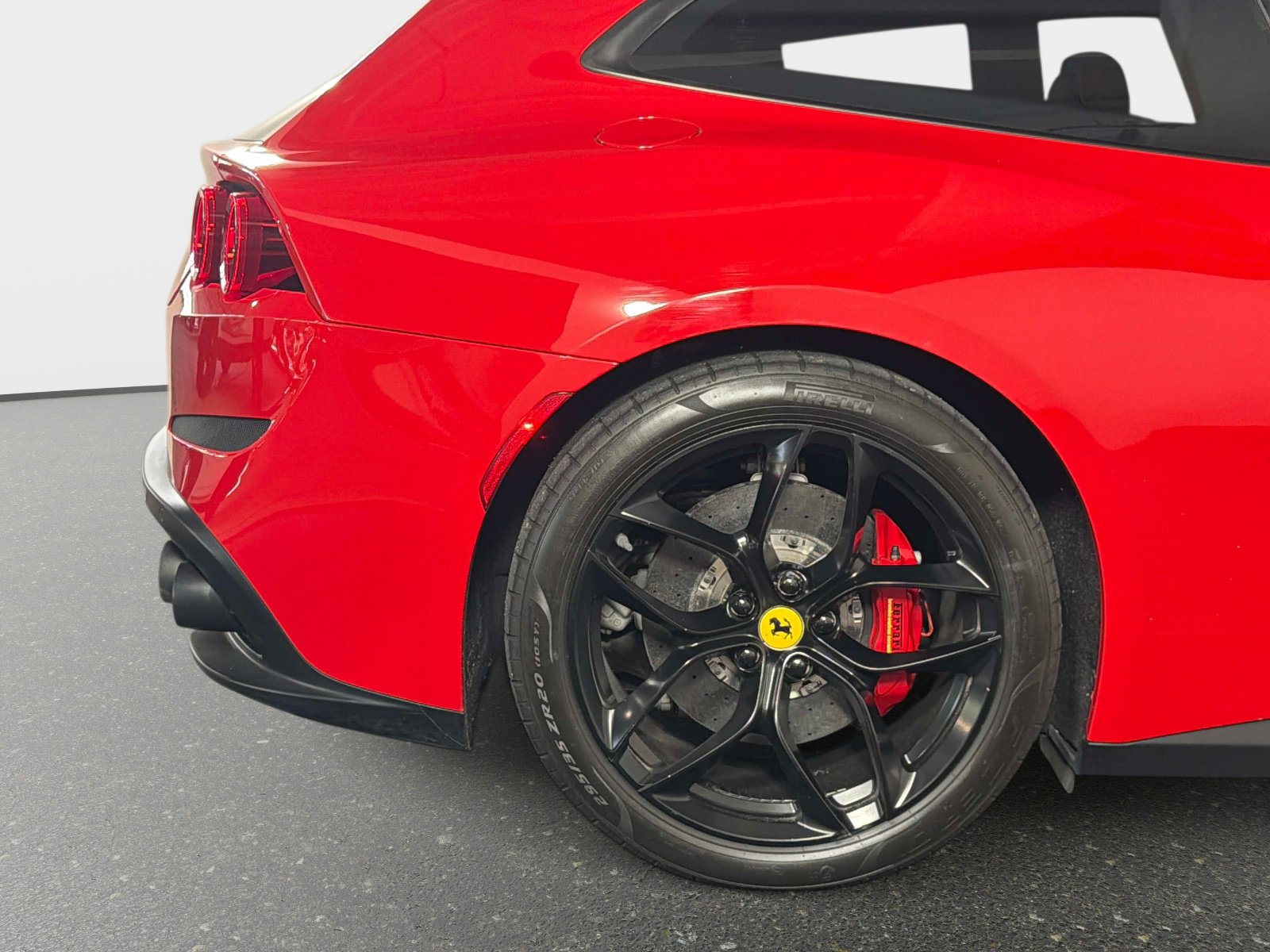 Used 2018 Ferrari GTC4Lusso T RWD image 21