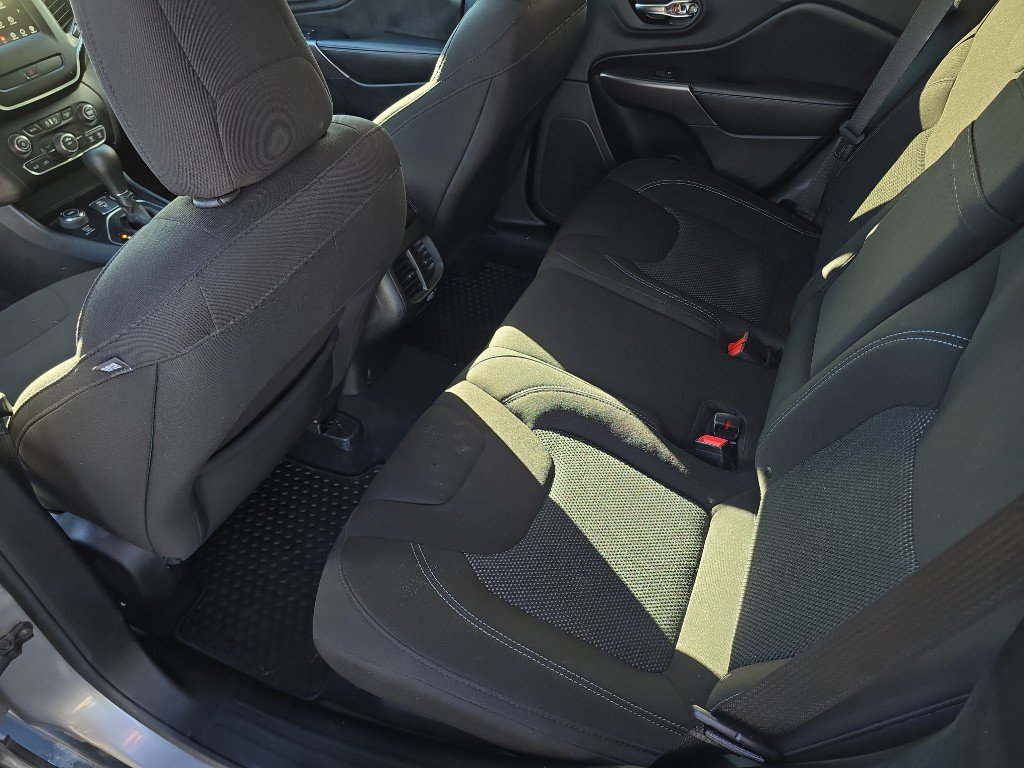 Used 2019 Jeep Cherokee Latitude w/ Cold Weather Group image 27