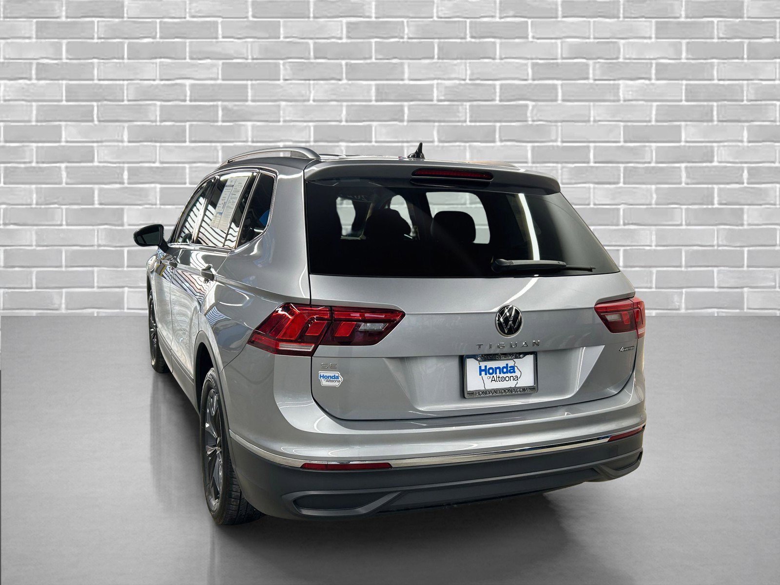 Used 2024 Volkswagen Tiguan SE image 3