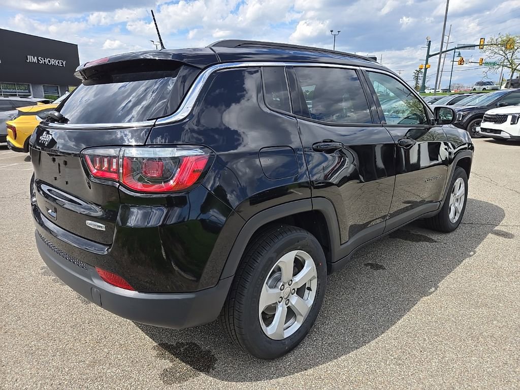 Used 2019 Jeep Compass Latitude w/ Popular Equipment Group AWD/4WD image 3