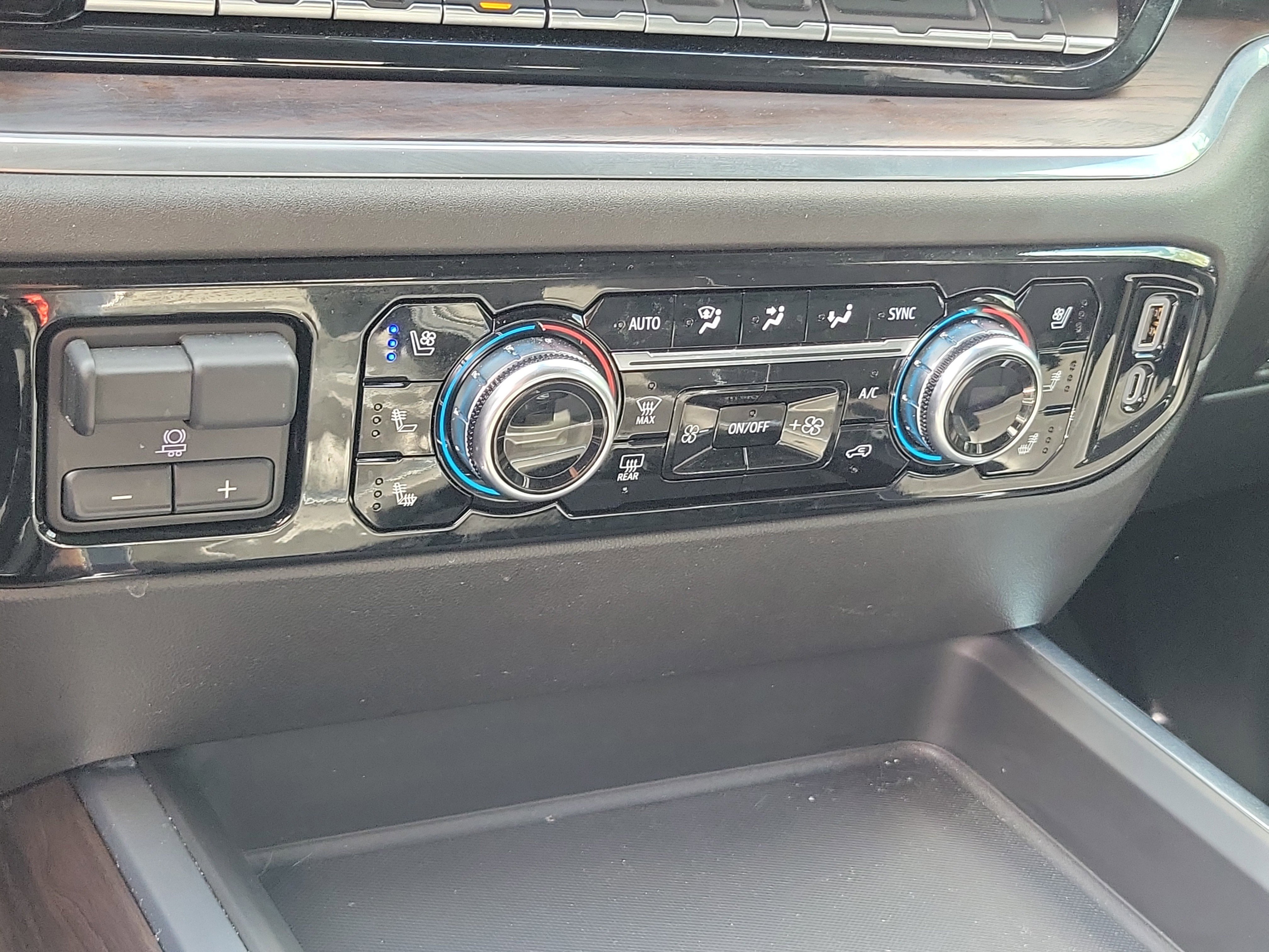 Used 2025 GMC Sierra 2500 SLT w/ SLT Premium Package image 26