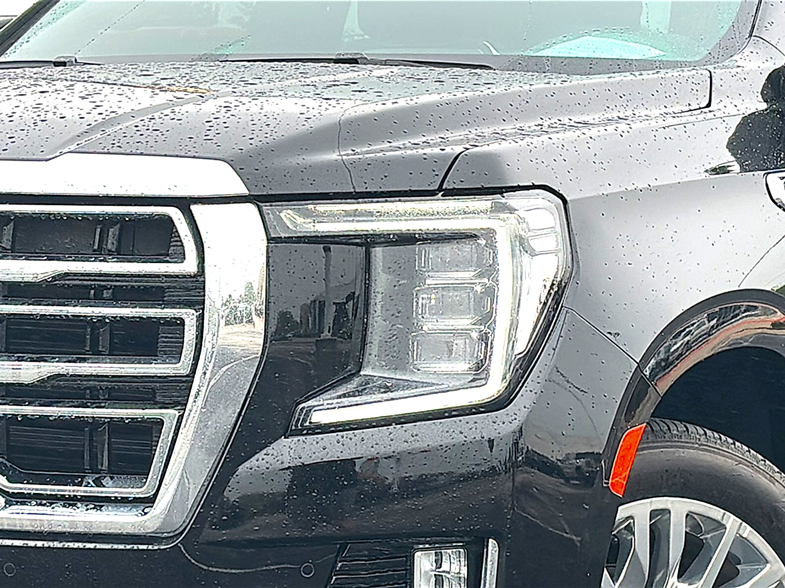 Used 2023 GMC Yukon XL SLT w/ SLT Premium Package AWD/4WD image 4