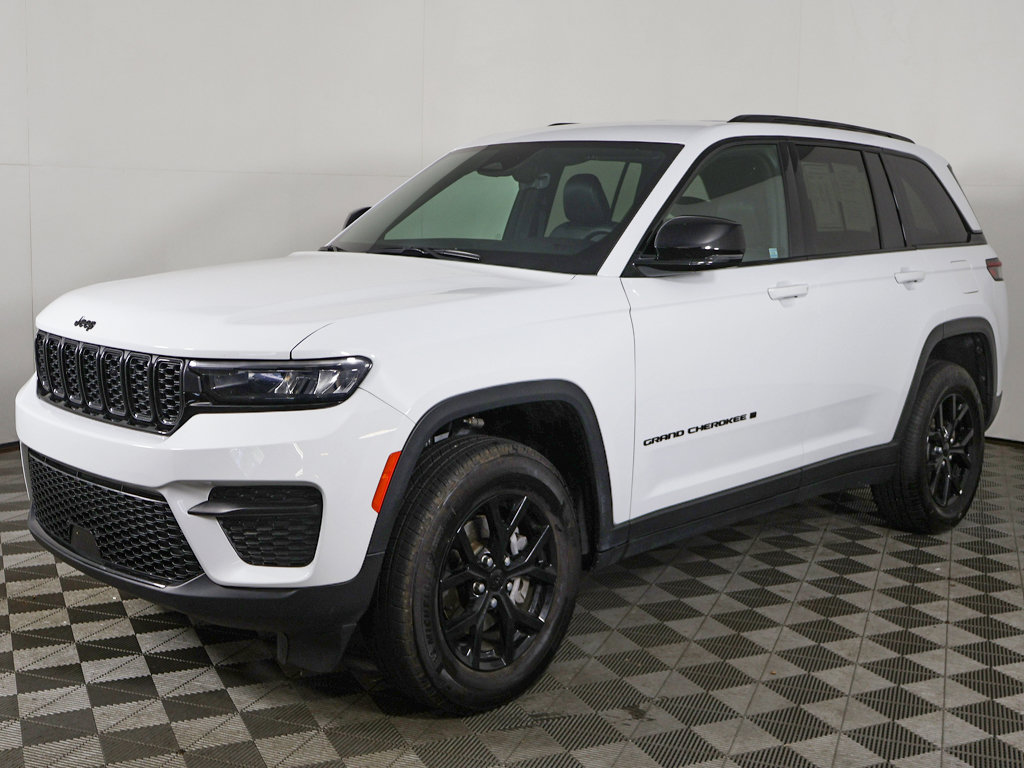 Used 2025 Jeep Grand Cherokee Altitude AWD/4WD image 7