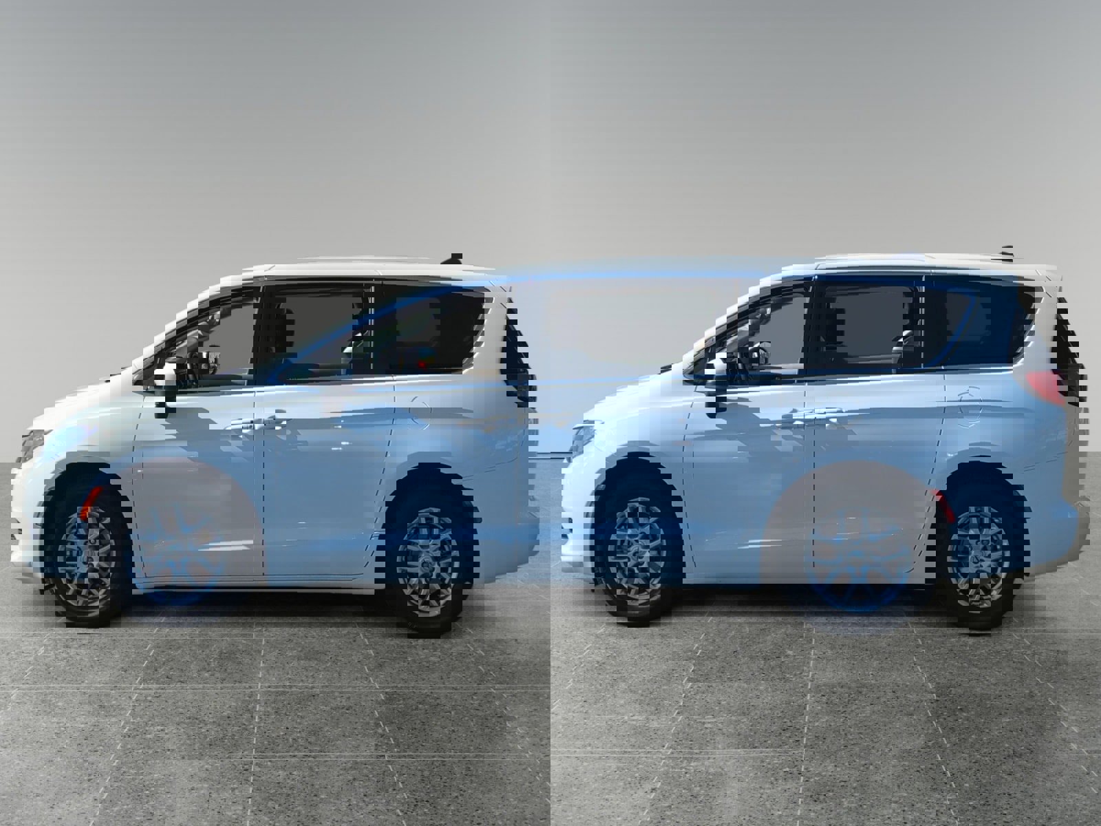 Used 2022 Chrysler Voyager LX image 2