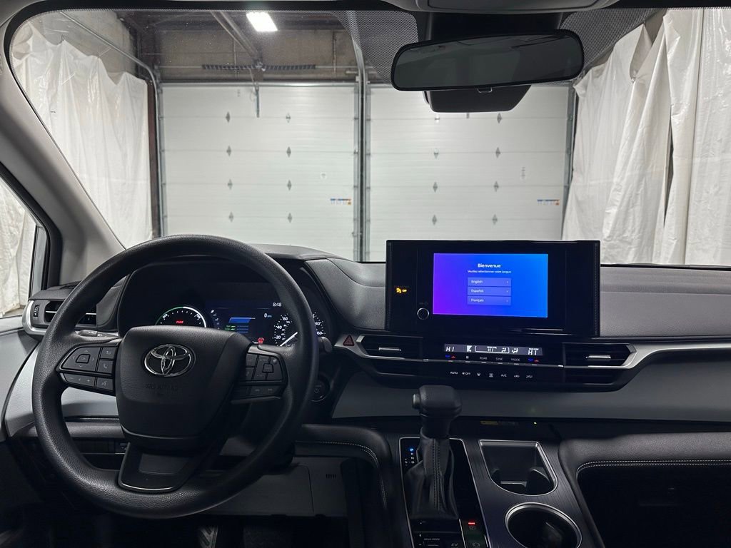 Used 2025 Toyota Sienna LE image 17