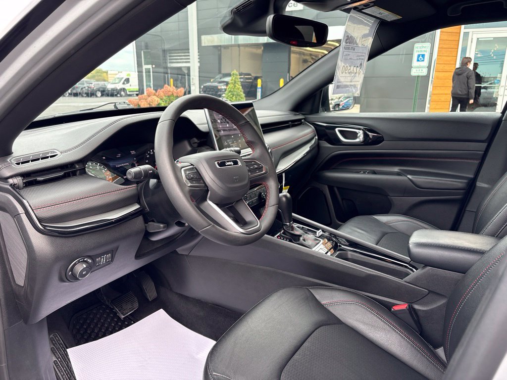 Used 2025 Jeep Compass Trailhawk AWD/4WD image 18