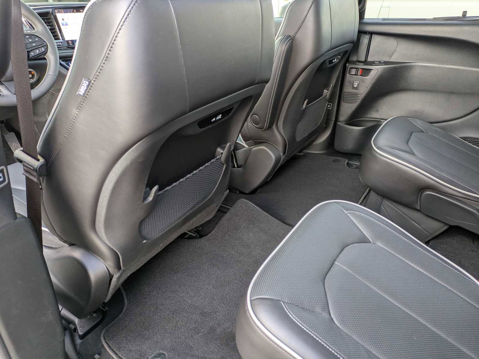 Used 2026 Chrysler Pacifica Limited w/ S Appearance Package image 13