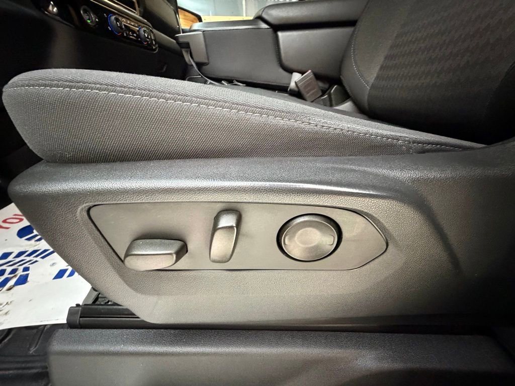 Used 2023 Chevrolet Silverado 1500 LT image 25