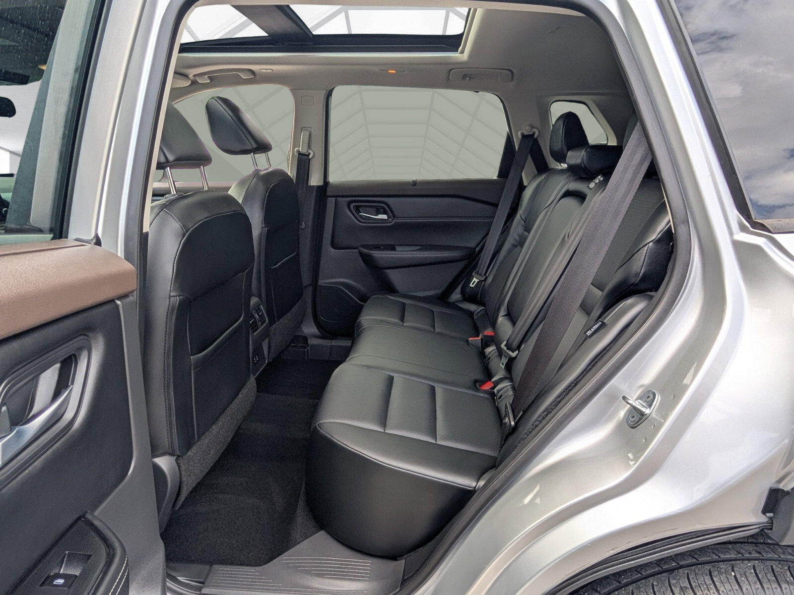 Used 2022 Nissan Rogue SV w/ SV Premium Package image 6