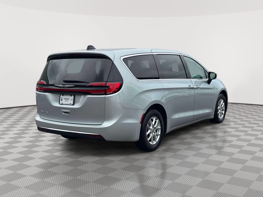 Used 2023 Chrysler Pacifica Touring-L FWD image 7