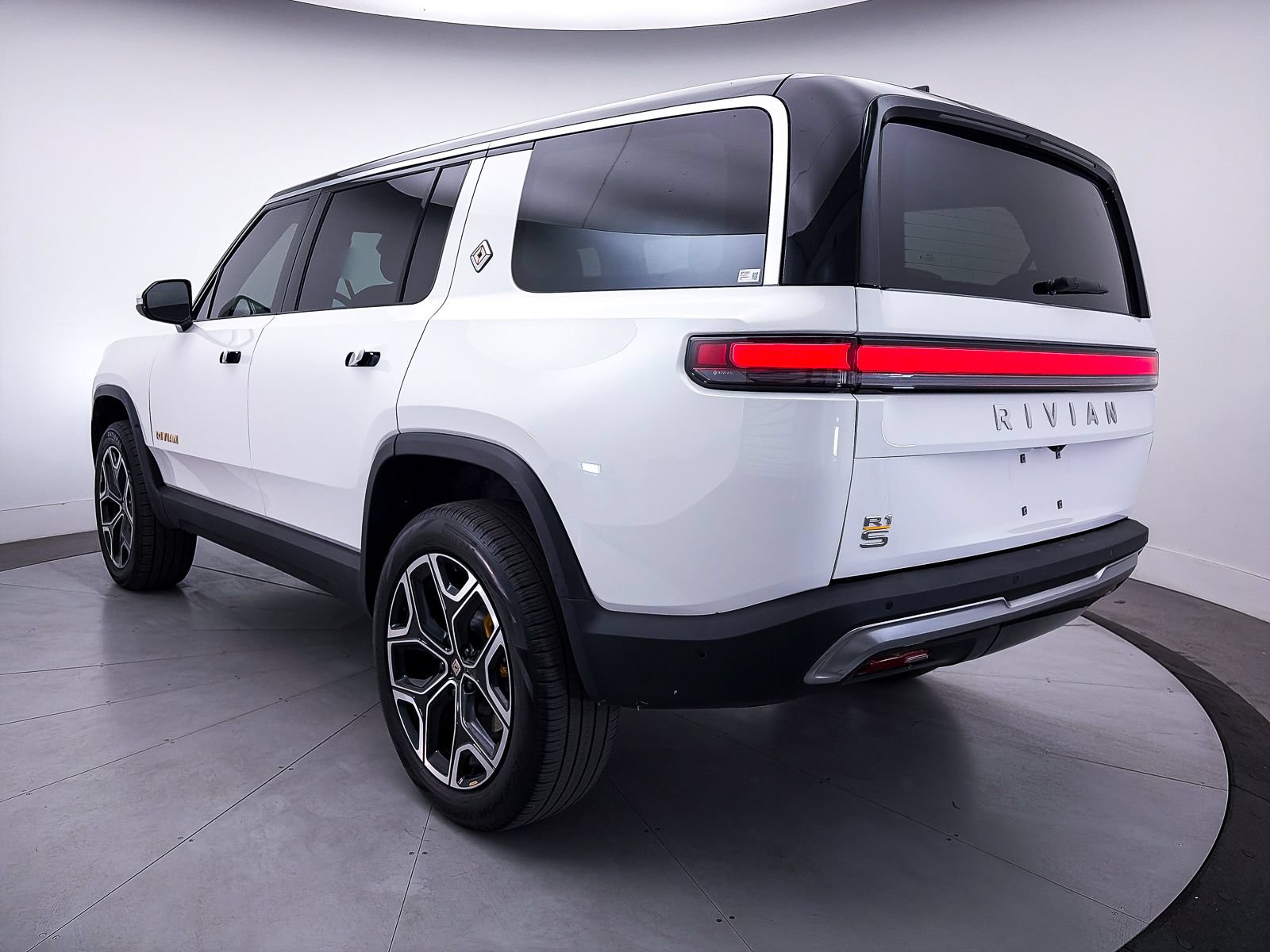 Used 2024 Rivian R1S Adventure AWD/4WD image 15