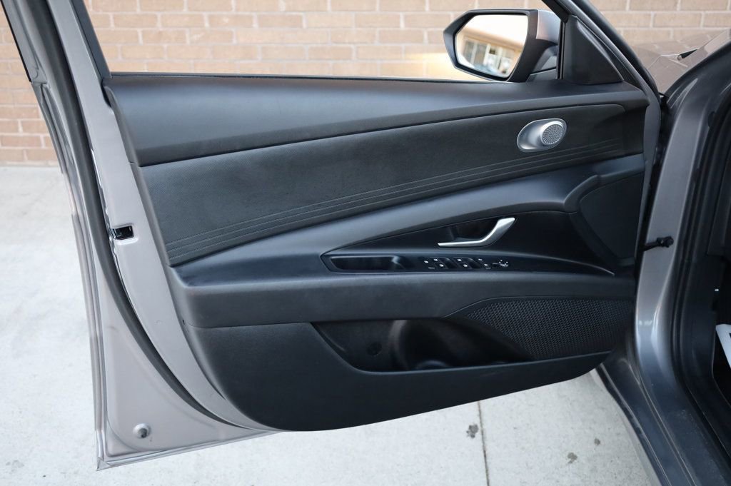 Used 2025 Hyundai Elantra SE w/ Cargo Package image 14