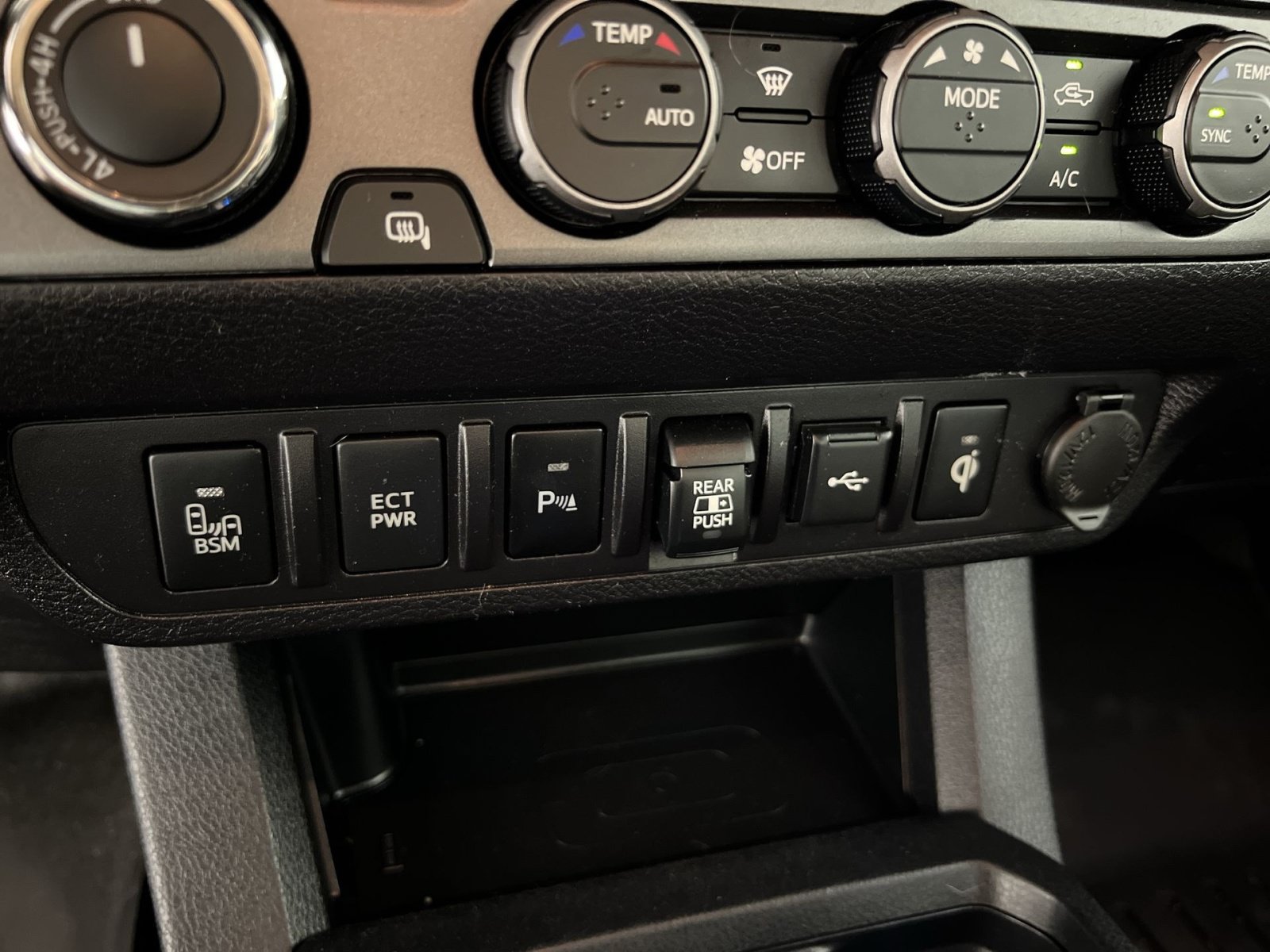 Used 2022 Toyota Tacoma TRD Sport w/ Technology Package AWD/4WD image 32