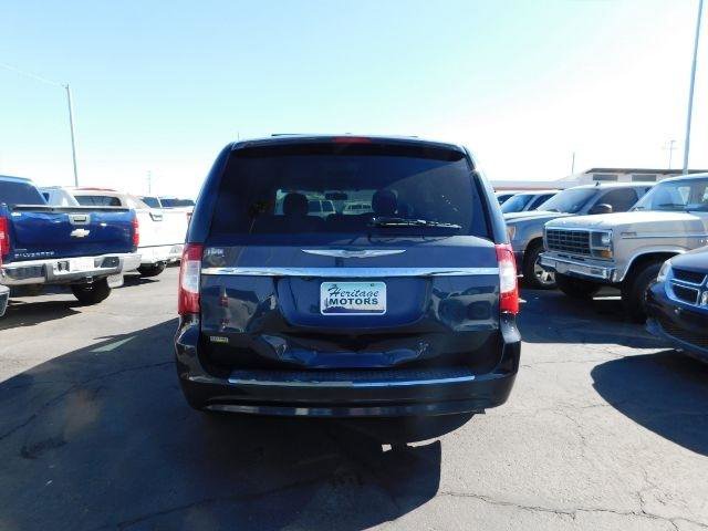 Used 2014 Chrysler Town & Country Touring image 6