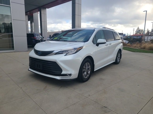 Used 2023 Toyota Sienna XLE image 3