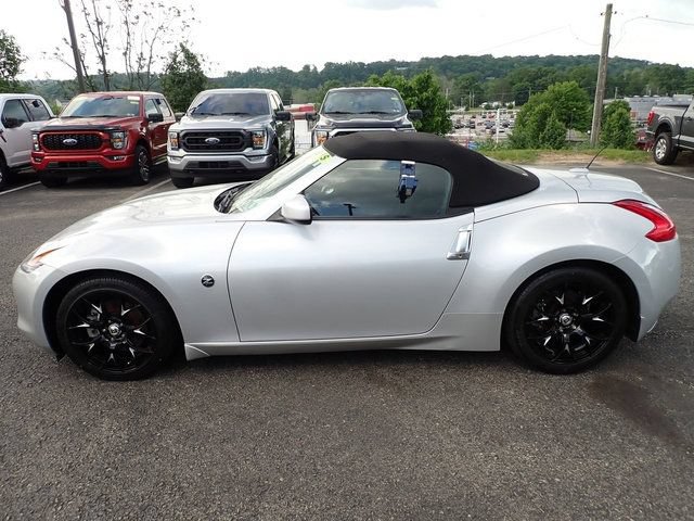 Used 2010 Nissan 370Z Roadster RWD image 2