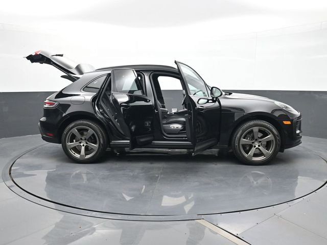 Certified 2025 Porsche Macan AWD/4WD image 34