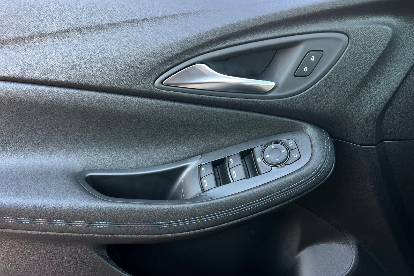 New 2026 Buick Encore GX Sport Touring image 9