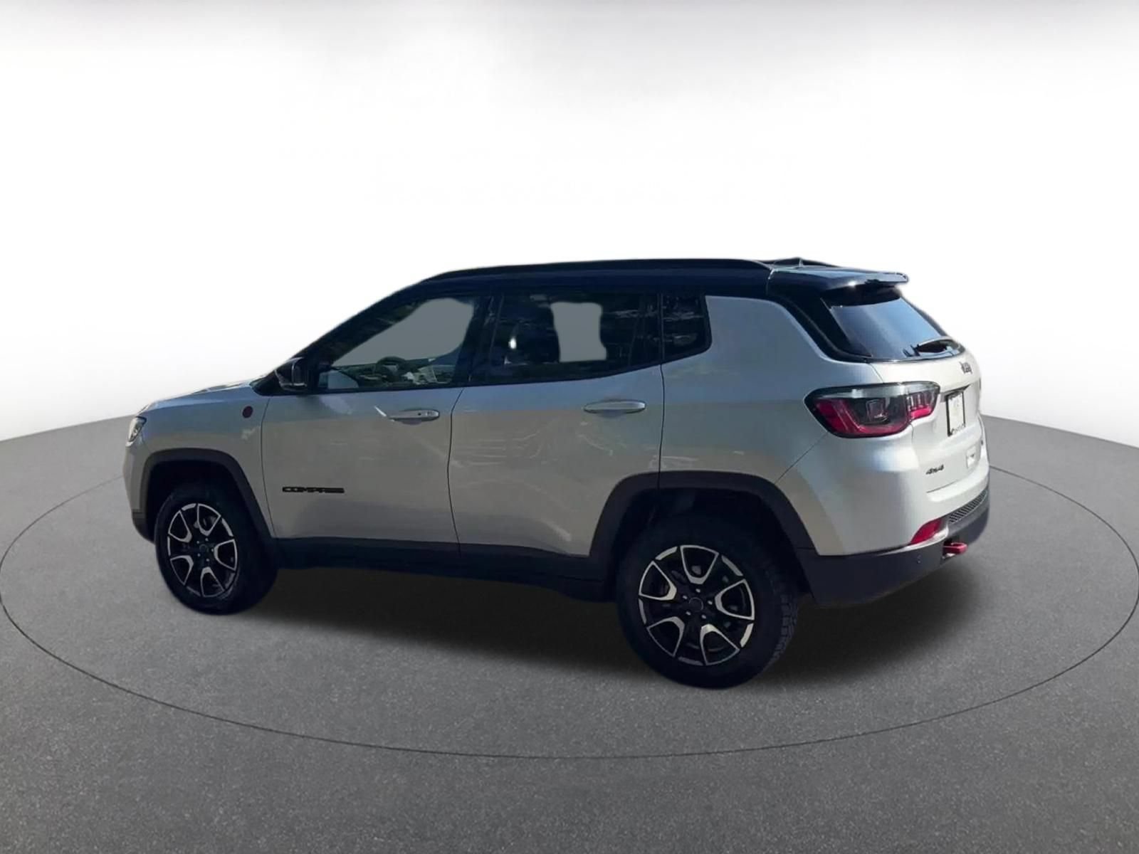 Used 2025 Jeep Compass Trailhawk AWD/4WD image 8