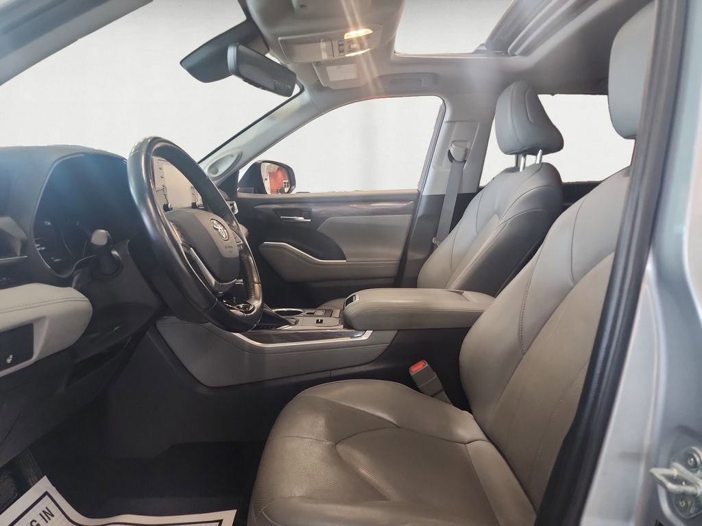 Used 2021 Toyota Highlander Limited image 9