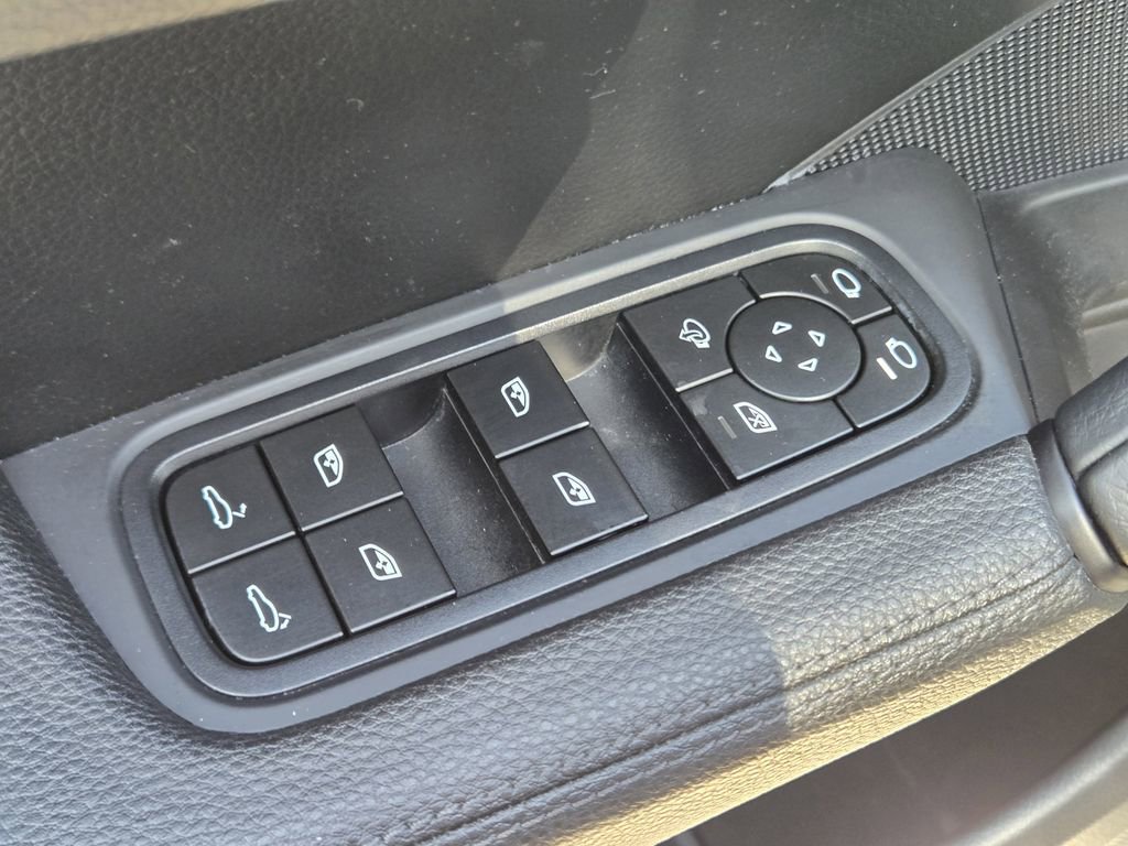 Used 2024 Porsche Cayenne Coupe image 31