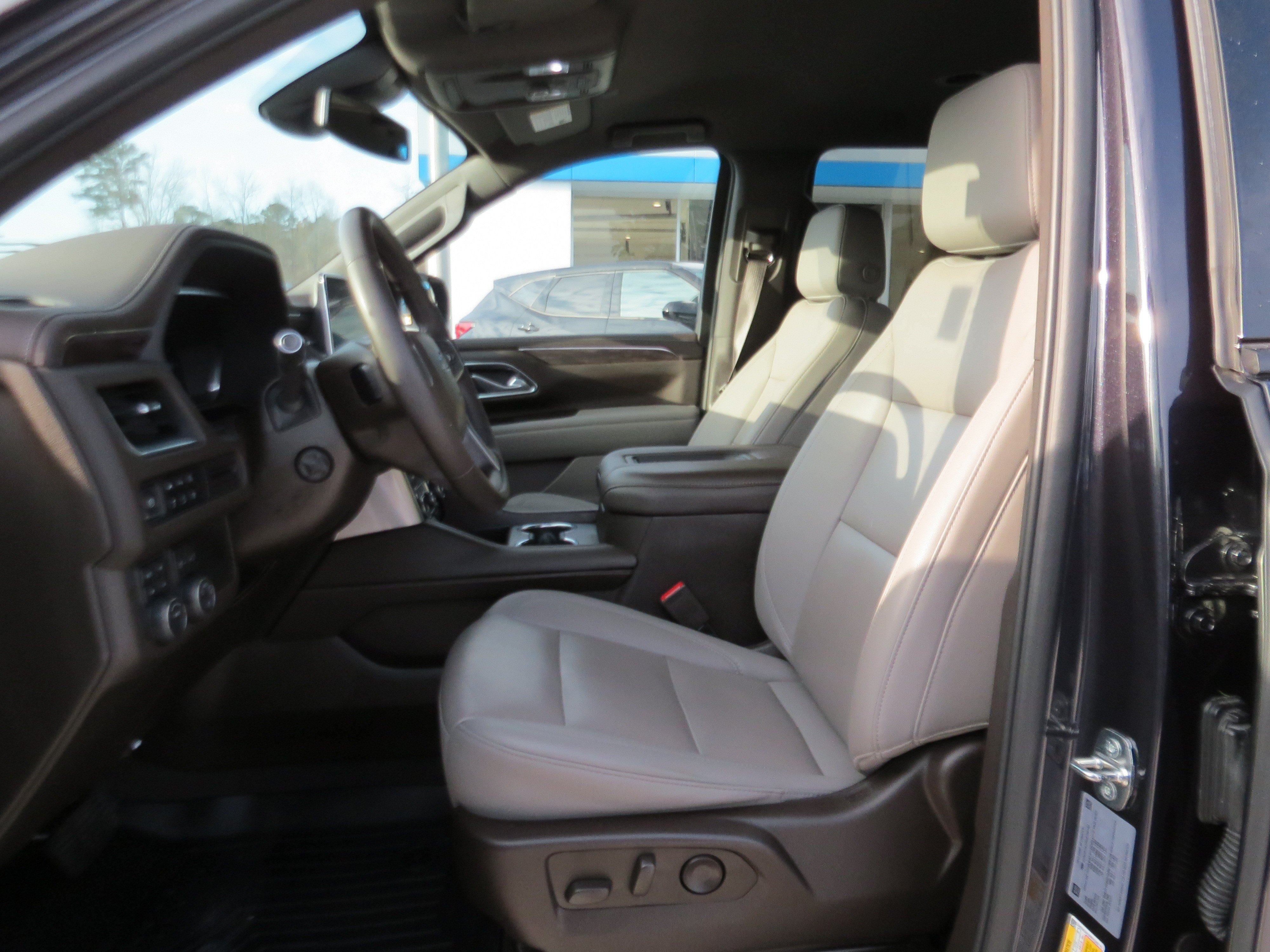 Used 2024 Chevrolet Suburban Z71 w/ Luxury Package AWD/4WD image 13