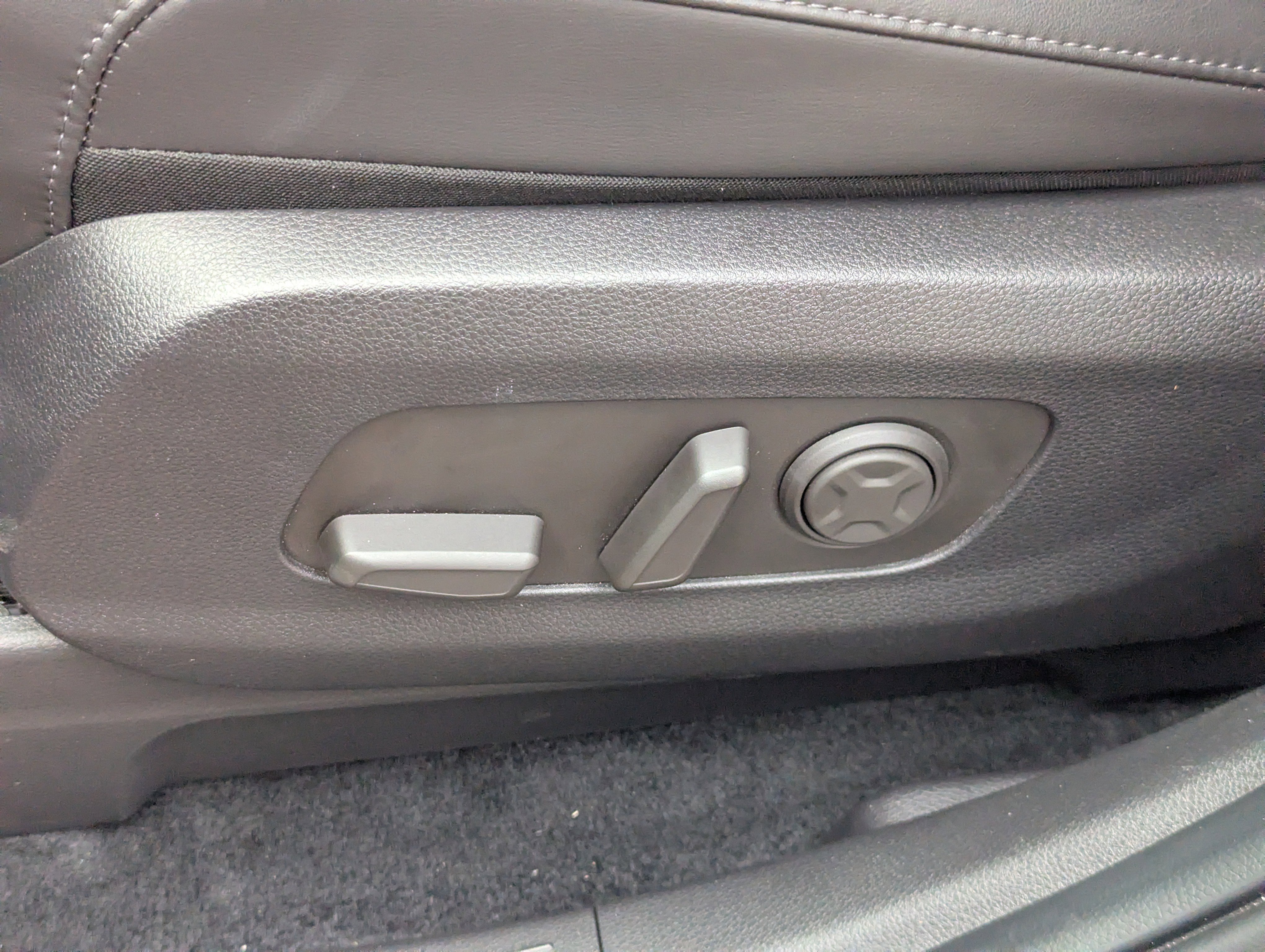 Certified 2025 Kia Carnival EX image 21