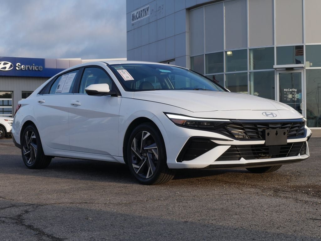Used 2025 Hyundai Elantra Limited FWD image 2