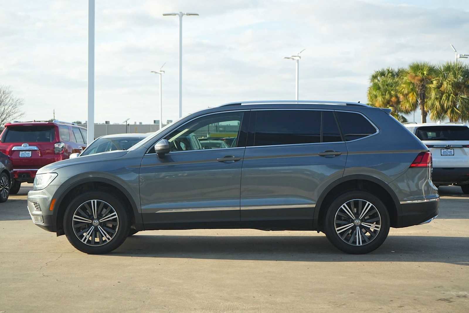 Used 2018 Volkswagen Tiguan SEL image 3