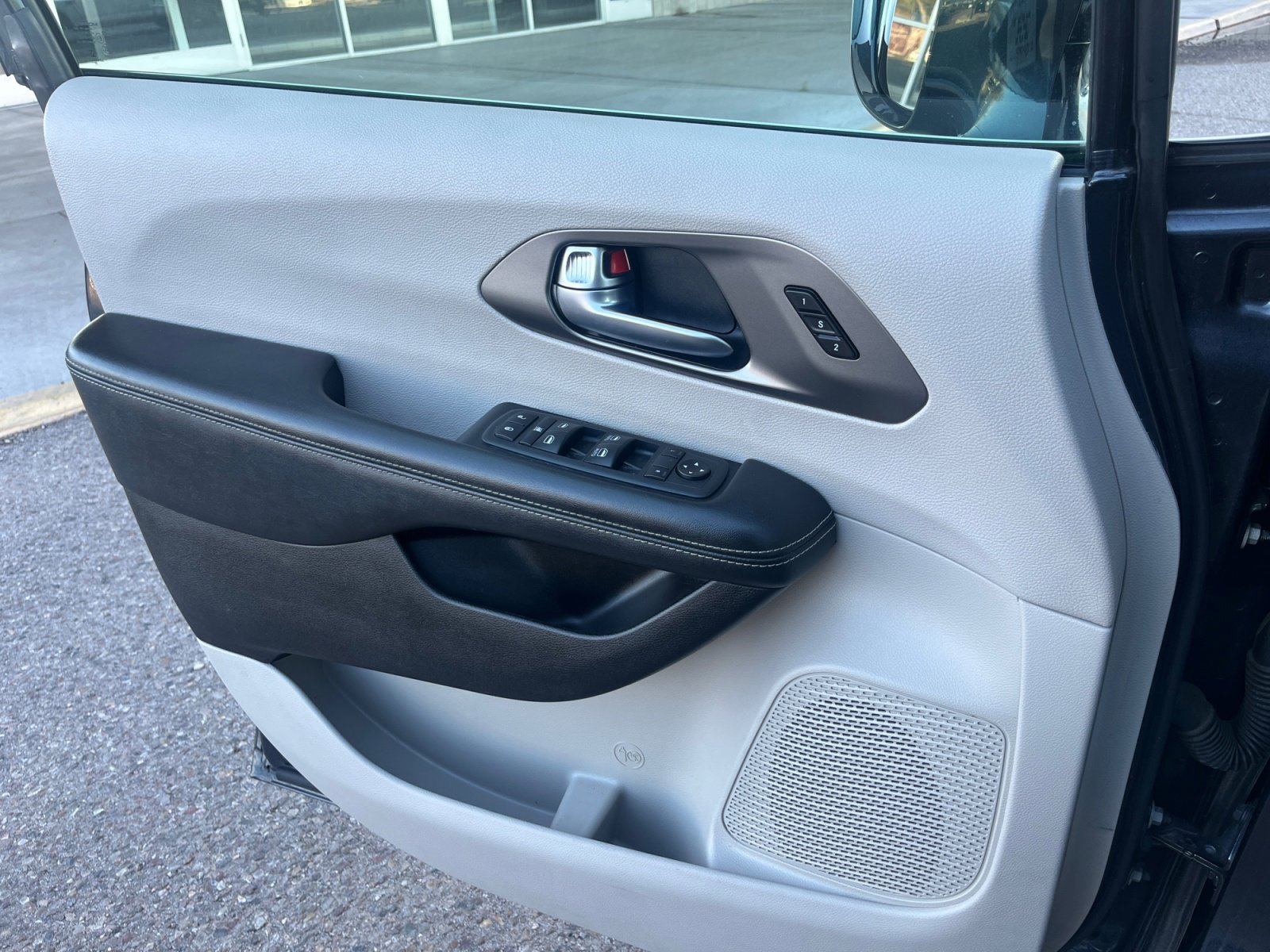 Used 2021 Chrysler Pacifica Touring-L image 13